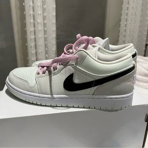NIKE DUNK LOWS (BRAND NEW)